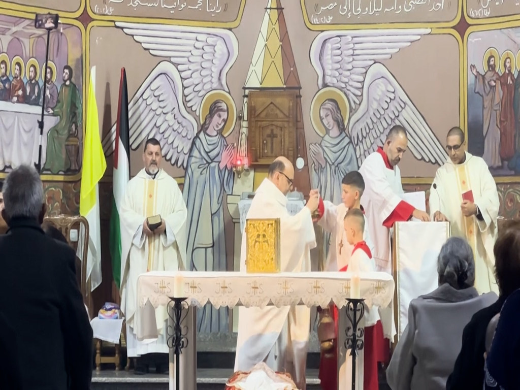 قداس عيد الميلاد في كنيسة العائلة المقدسة في مدينة غزة.